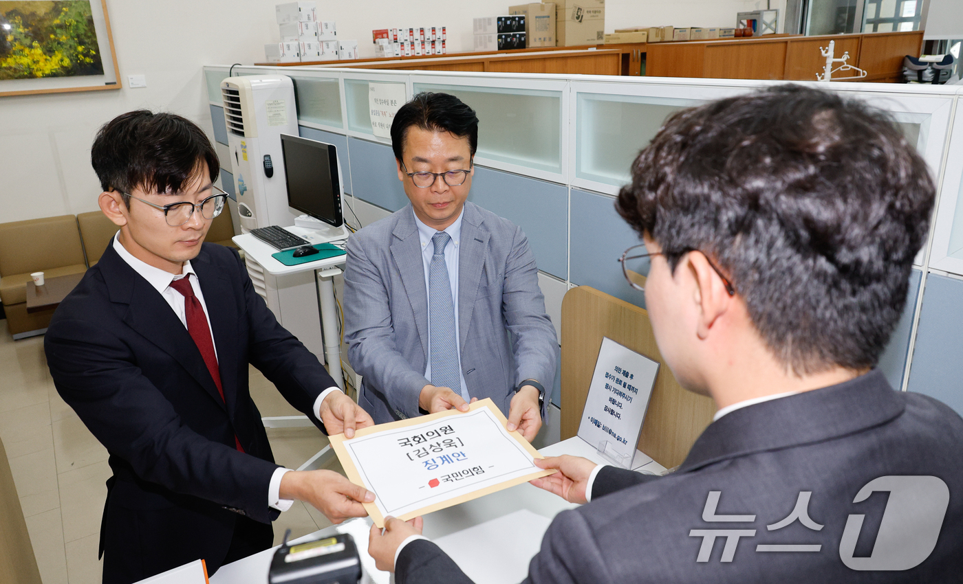 (서울=뉴스1) 안은나 기자 = 국민의힘 곽규택 수석대변인(오른쪽)과 박충권 의원이 26일 오후 서울 여의도 국회 의안과에 대부업체 사내이사 겸직 논란 관련 김상욱 더불어민주당 의 …