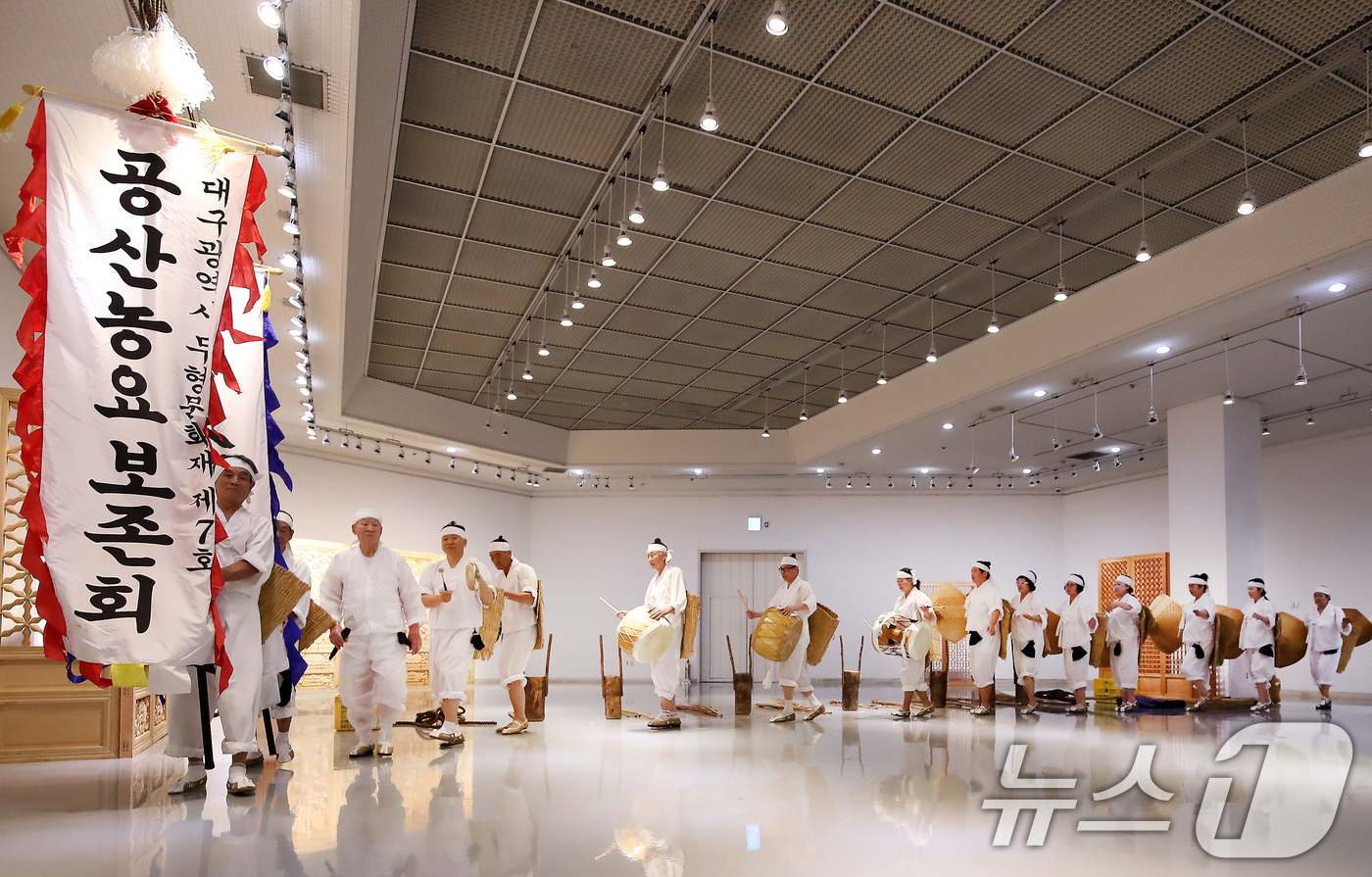 (대구=뉴스1) 공정식 기자 = 26일 오후 대구 달서구 대구문화예술회관에서 개막한 '2025 대구시무형유산 제전'에서 공산농요보존회원들이 공산농요를 선보이고 있다.대구시는 이달 …