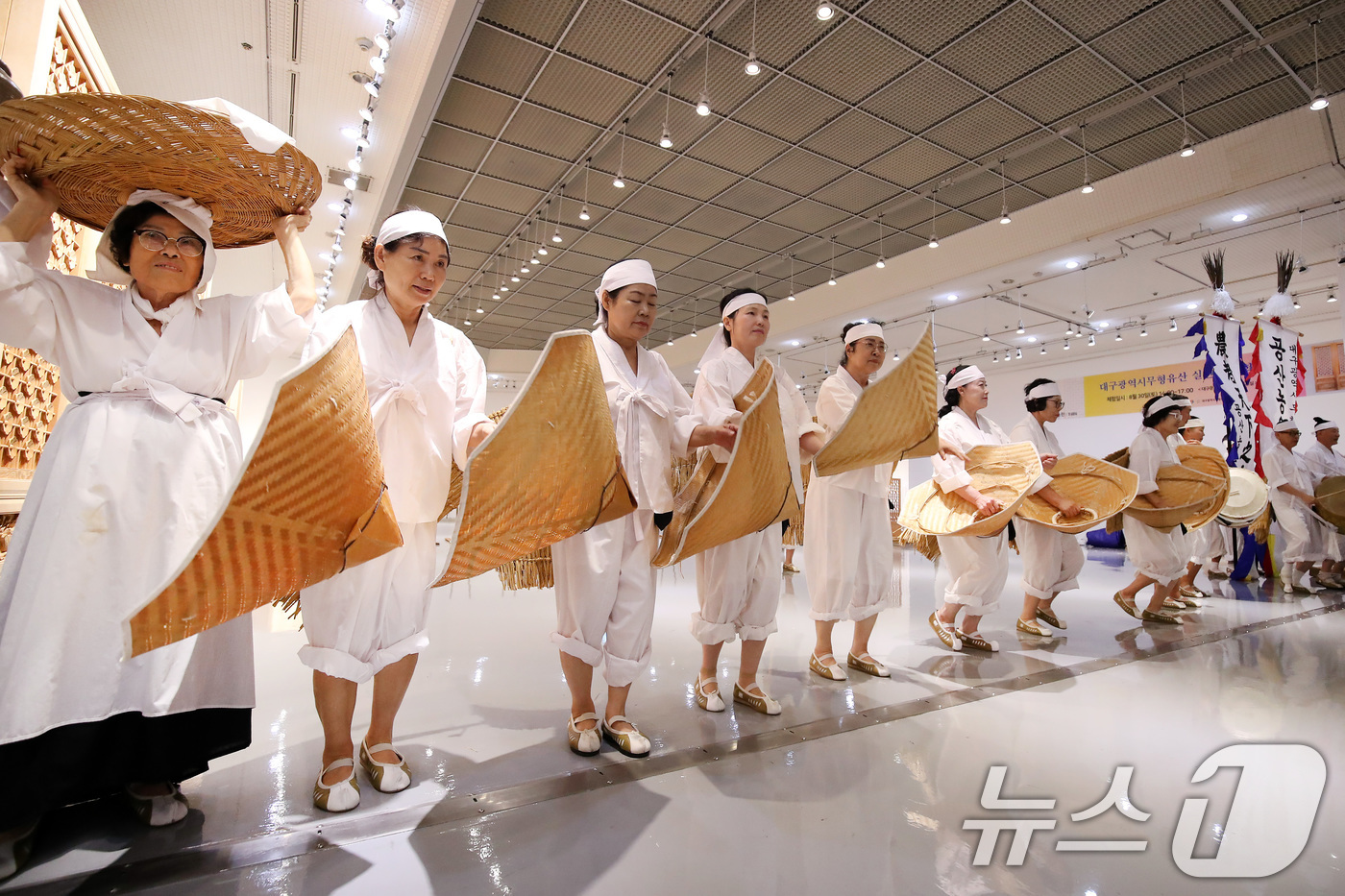(대구=뉴스1) 공정식 기자 = 26일 오후 대구 달서구 대구문화예술회관에서 개막한 '2025 대구시무형유산 제전'에서 공산농요보존회원들이 공산농요를 선보이고 있다.대구시는 이달 …