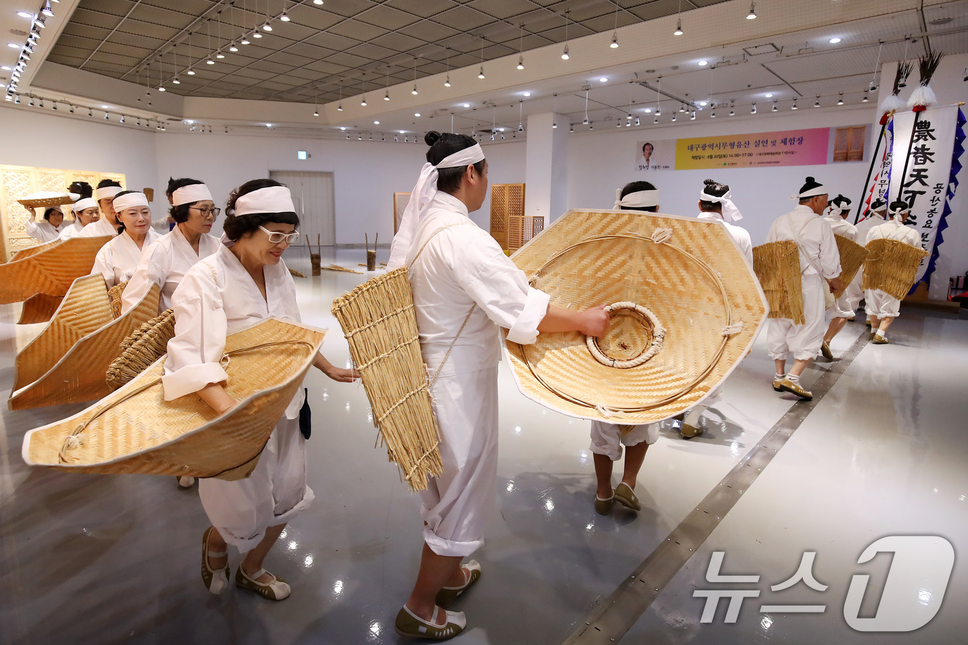 (대구=뉴스1) 공정식 기자 = 26일 오후 대구 달서구 대구문화예술회관에서 개막한 '2025 대구시무형유산 제전'에서 공산농요보존회원들이 공산농요를 선보이고 있다.대구시는 이달 …
