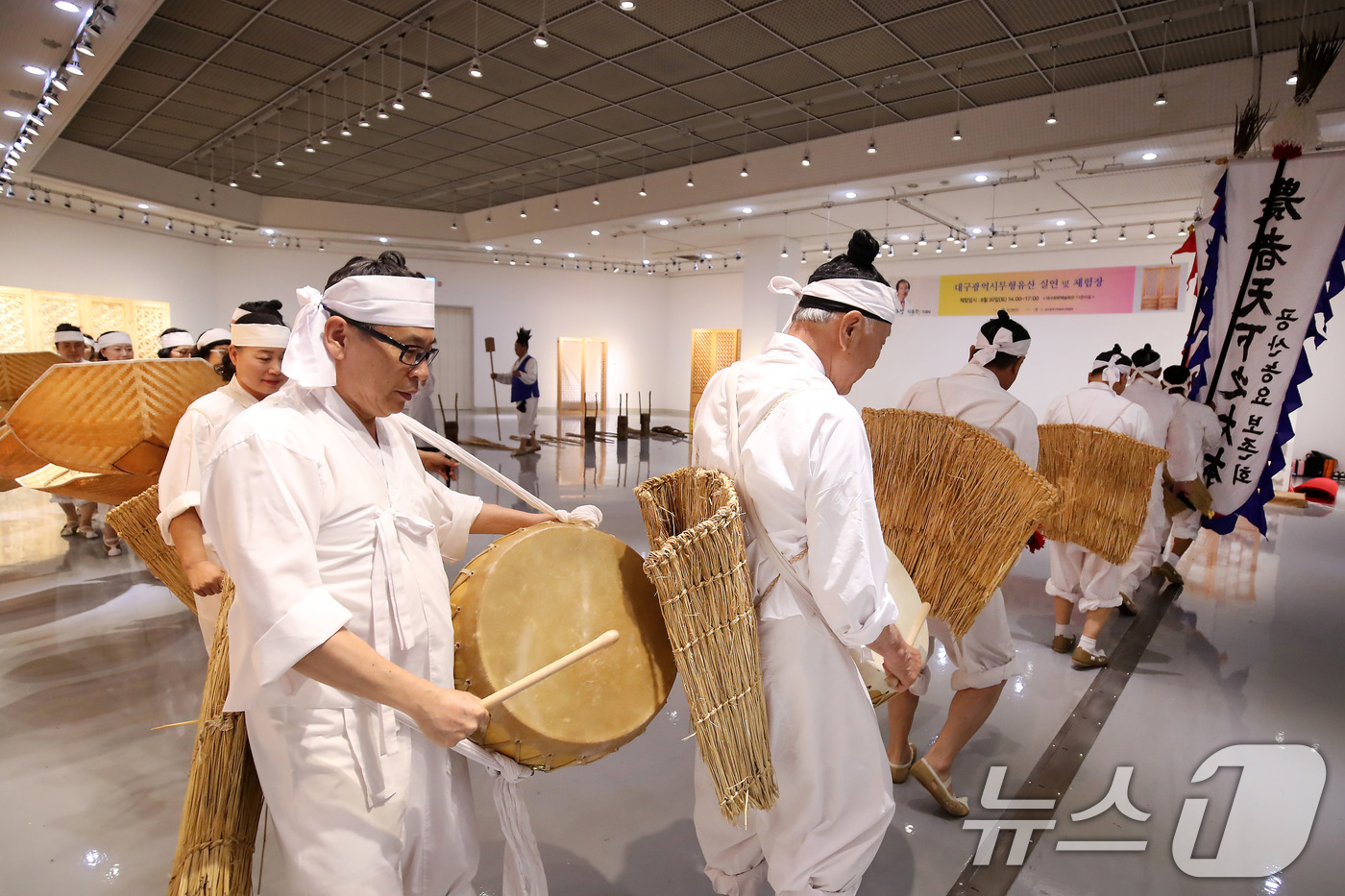 (대구=뉴스1) 공정식 기자 = 26일 오후 대구 달서구 대구문화예술회관에서 개막한 '2025 대구시무형유산 제전'에서 공산농요보존회원들이 공산농요를 선보이고 있다.대구시는 이달 …