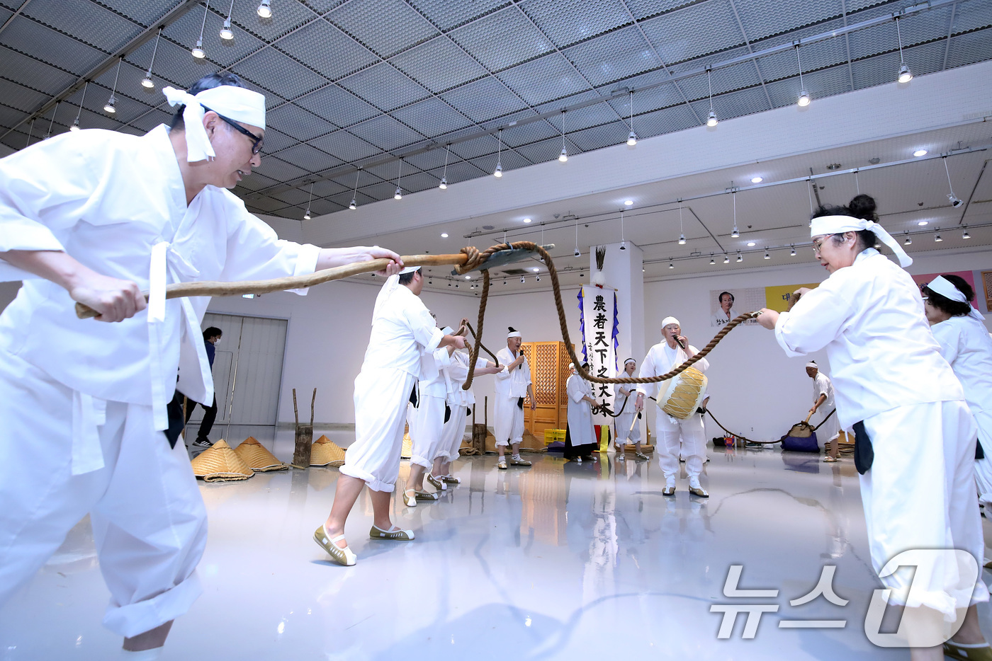 (대구=뉴스1) 공정식 기자 = 26일 오후 대구 달서구 대구문화예술회관에서 개막한 '2025 대구시무형유산 제전'에서 공산농요보존회원들이 공산농요를 선보이고 있다.대구시는 이달 …
