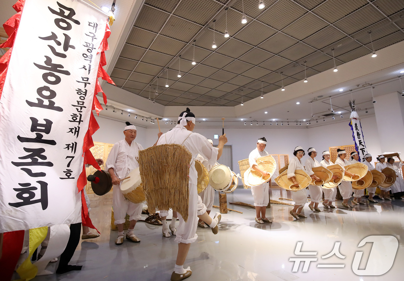(대구=뉴스1) 공정식 기자 = 26일 오후 대구 달서구 대구문화예술회관에서 개막한 '2025 대구시무형유산 제전'에서 공산농요보존회원들이 공산농요를 선보이고 있다.대구시는 이달 …