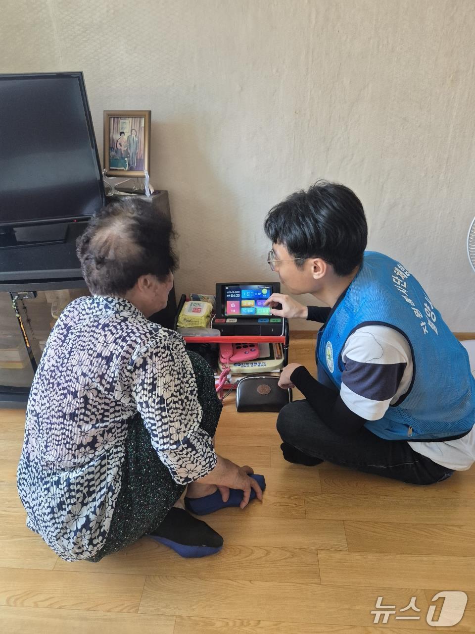 본문 이미지 - 밀양시 자원봉사단체협의회가 지역 내 독거 어르신 가정을 방문해 응급안전 안심 서비스 사용 방법을 안내하고 있다.&#40;밀양시 제공. 재판매 및 DB금지&#41;