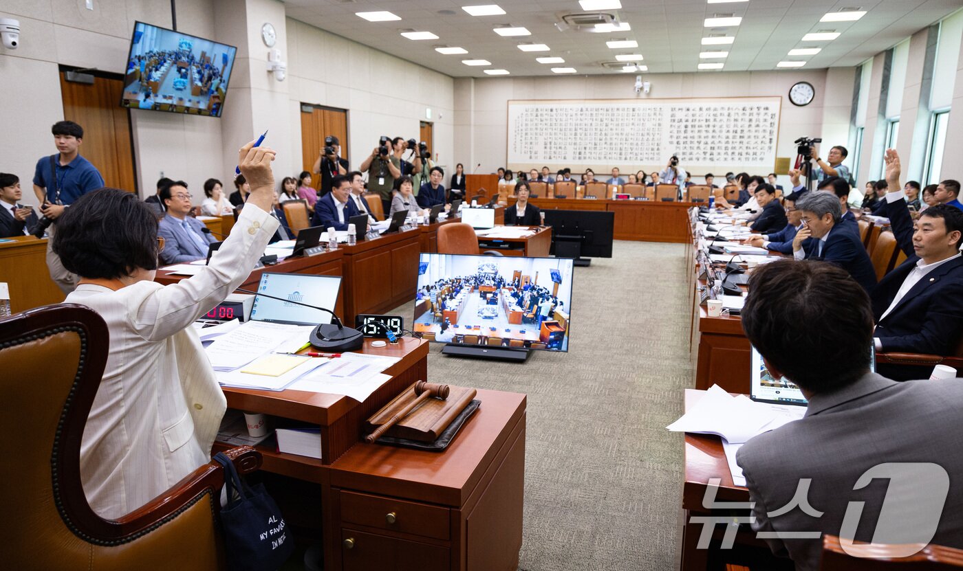 본문 이미지 - 추미애 국회 법제사법위원장이 26일 서울 여의도 국회에서 열린 제428회 국회&#40;임시회&#41; 법제사법위원회 제1차 전체회의에서 증인 고발의 건 거수 표결을 하고 있다. 2025.8.26/뉴스1 ⓒ News1 유승관 기자