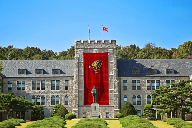 "부모 사랑 못 받아서"…고려대, 연고전 해설자 막말 논란 사과