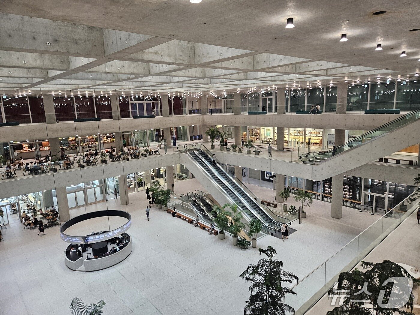 본문 이미지 - 아모레퍼시픽 내부 모습. 아모레 스퀘어를 내려다 본 모습.ⓒ 뉴스1/김진희 기자.