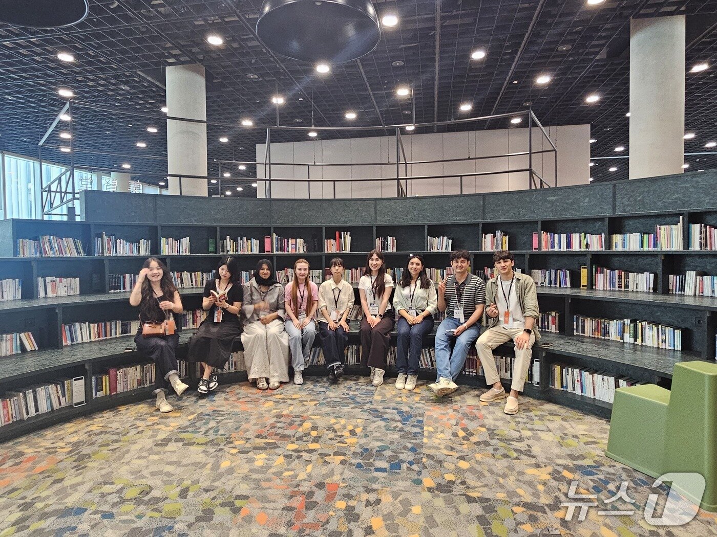 본문 이미지 - 뉴스1 'K-브랜드 글로벌 캠프'를 통해 아모레퍼시픽 본사를 방문한 외국인 모습.ⓒ 뉴스1/김진흐 ㅣ기자.