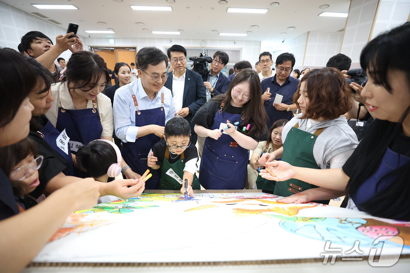 본문 이미지 - 26일 오후 김동연 경기도지사가 양주시 경기북부누림센터를 방문해 아이들과 미술체험을 하고 있다.&#40;제공. 재판매 및 DB금지&#41;