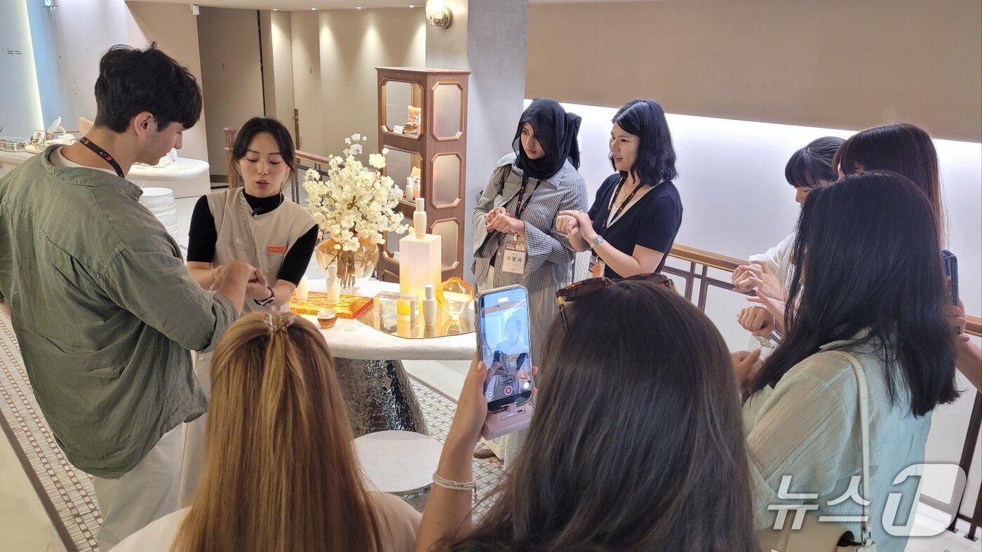 본문 이미지 - 북촌 설화수의 집을 찾은 외국인들 모습.ⓒ 뉴스1/김진희 기자.