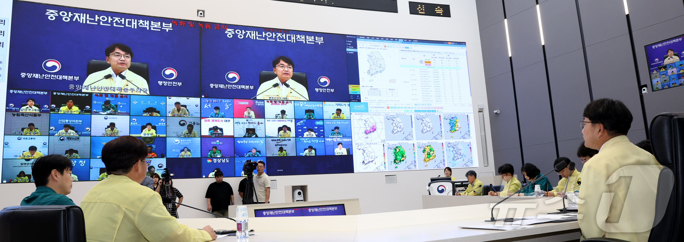 (세종=뉴스1) 김기남 기자 = 김광용 행정안전부 재난안전관리본부장이 26일 오후 세종시 정부세종청사에서 재난안전상황실에서 폭염 재난 대처  중앙재난안전대책본부 회의를 주재하며 발 …
