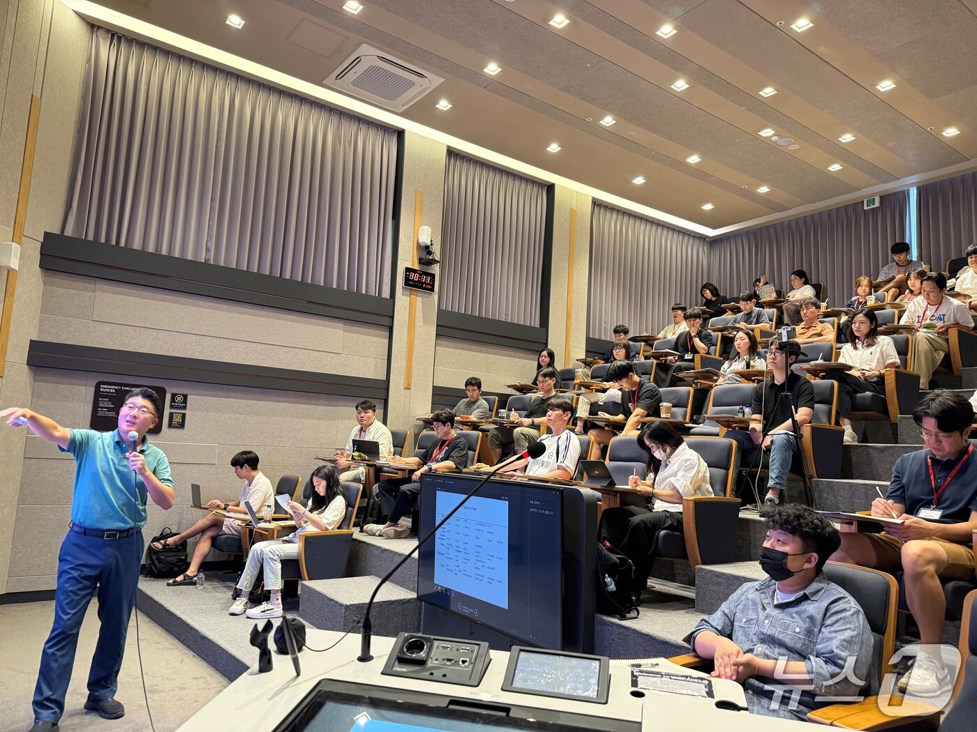 본문 이미지 - 김민수 서울대 교수가 25일 치 유니버시티 한국지부에서 개최한 침술 수업에서 강의를 하고 있다&#40;지부 제공&#41;. ⓒ 뉴스1
