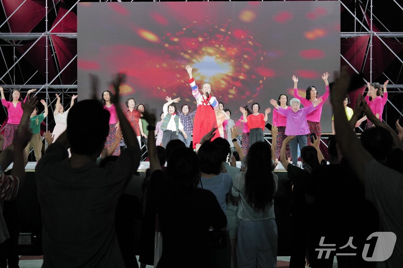 본문 이미지 - 지난 17일 전주세계소리축제 피날레 &#39;안은미컴퍼니-조상님께 바치는 댄스&#39; 공연 모습.&#40;전주세계소리축제 조직위 제공. 재판매 및 DB금지&#41;/뉴스1