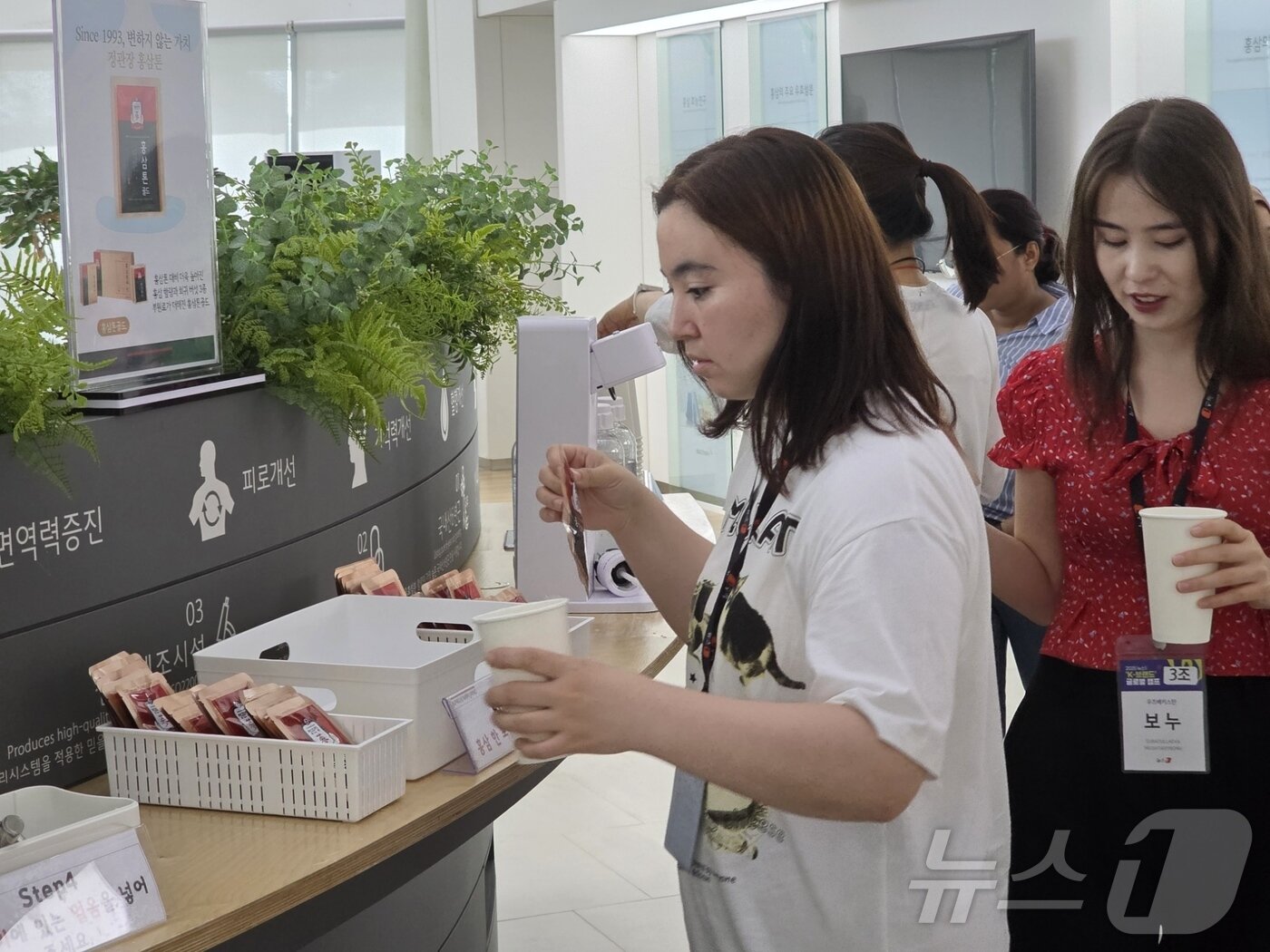 본문 이미지 - 2025 뉴스1 K-브랜드 글로벌 캠프 일환으로 KGC인삼공사 원주공장에서 견학을 진행했다. 견학 후 시음을 진행하는 모습. ⓒ News1 이형진 기자