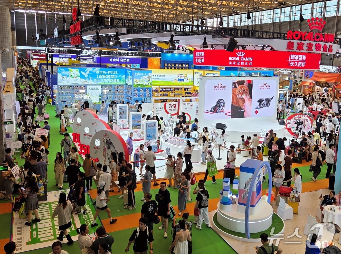 본문 이미지 - 22일 중국 상해에서 열린 '펫페어 아시아'에 설치된 로얄캐닌 부스. ⓒ 뉴스1