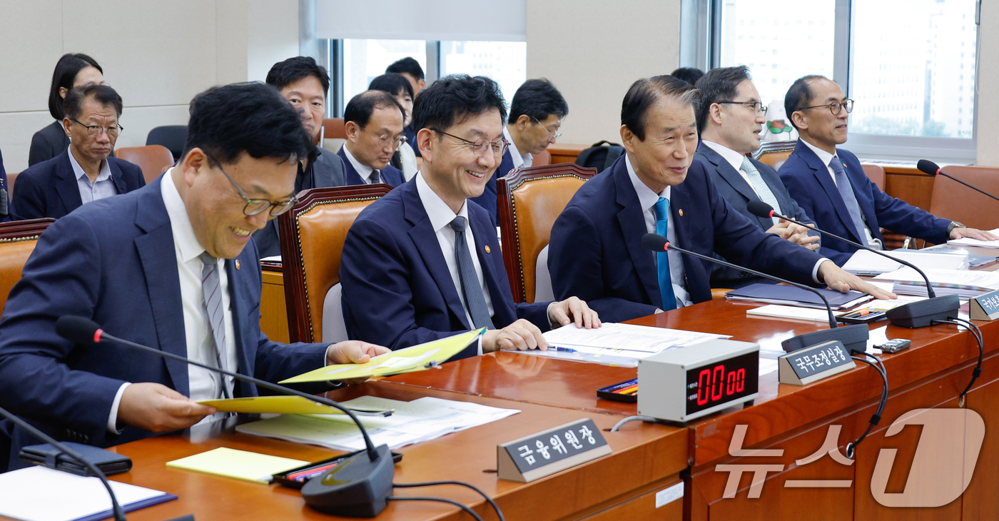 (서울=뉴스1) 안은나 기자 = 권오을 국가보훈부 장관이 26일 오후 서울 여의도 국회에서 열린 정무위원회 제428회국회(임시회) 제2차 전체회의에 출석해 김병환 금융위원장과 대화 …