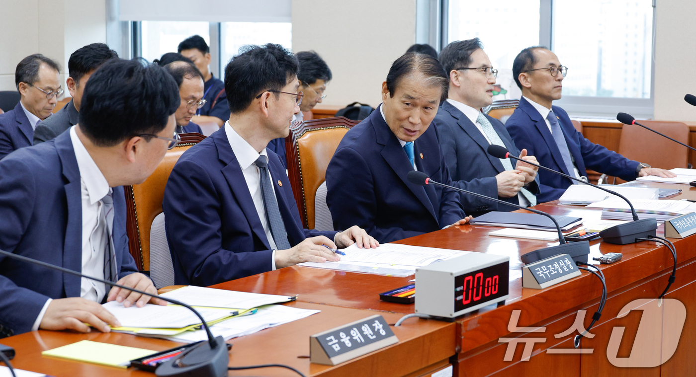 (서울=뉴스1) 안은나 기자 = 권오을 국가보훈부 장관이 26일 오후 서울 여의도 국회에서 열린 정무위원회 제428회국회(임시회) 제2차 전체회의에 출석해 김병환 금융위원장과 대화 …