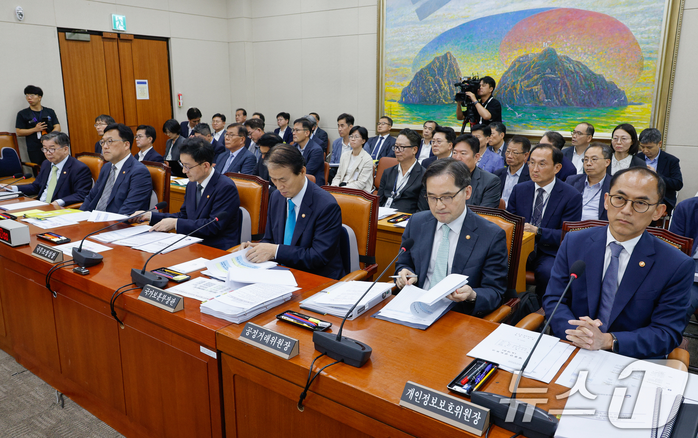 (서울=뉴스1) 안은나 기자 = 26일 오후 서울 여의도 국회에서 열린 정무위원회 제428회국회(임시회) 제2차 전체회의에 출석한 국무위원들이 자료를 살피고 있다. 앞줄 왼쪽부터 …