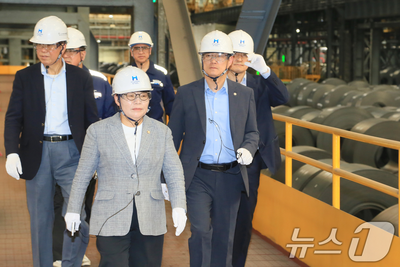 (당진=뉴스1) = 국회 기획재정위원회 소속 국민의힘 임이자 위원장과 박수영 간사, 권영세, 박대출 의원이 26일 대미 관세 및 노조법(노란봉투법)·상법 개정 등과 관련한 철강업계 …