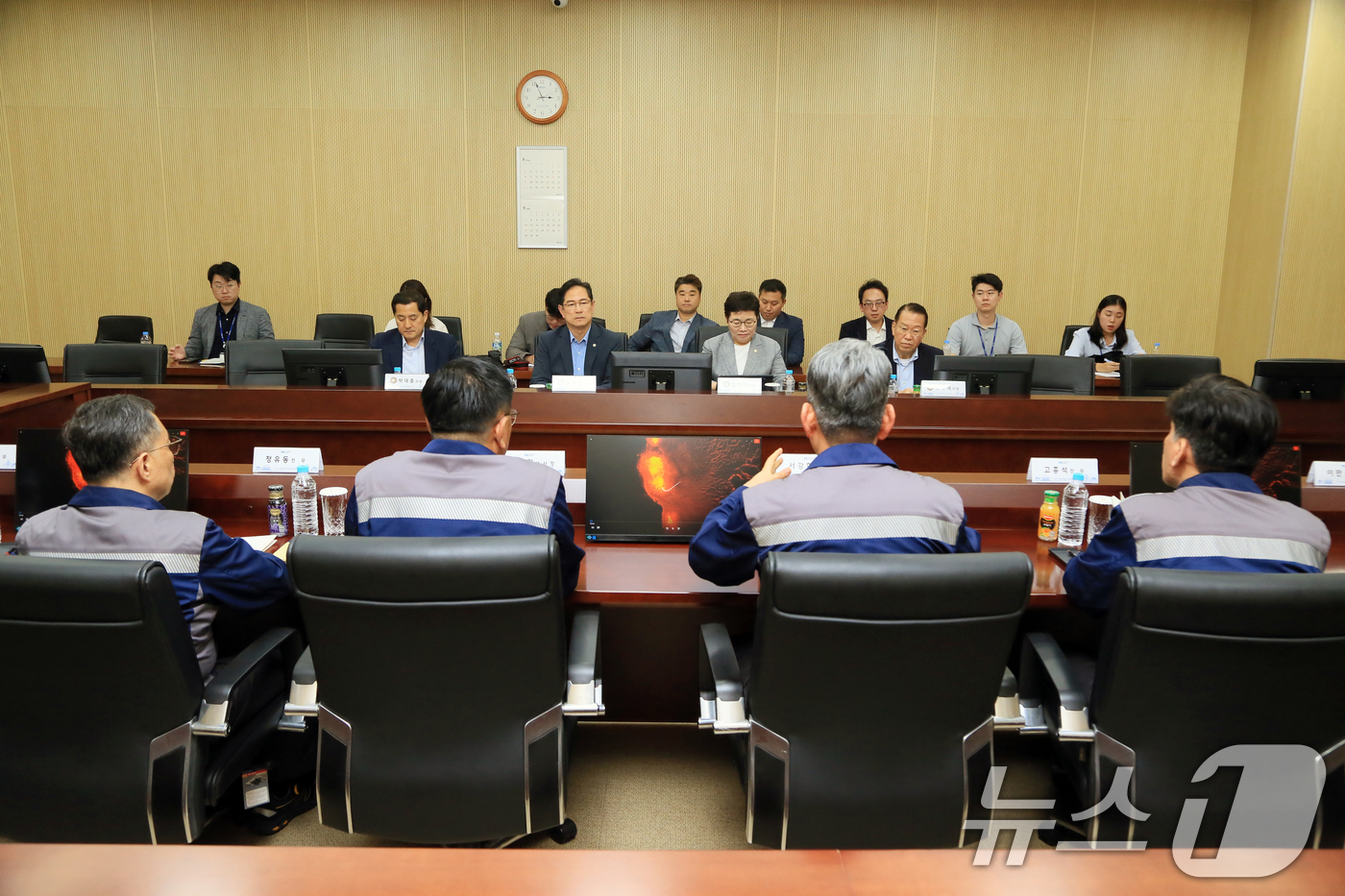 (당진=뉴스1) = 국회 기획재정위원회 소속 국민의힘 임이자 위원장과 박수영 간사, 권영세, 박대출 의원이 26일 충남 현대제철 당진제철소에서 대미 관세 및 노조법(노란봉투법)·상 …