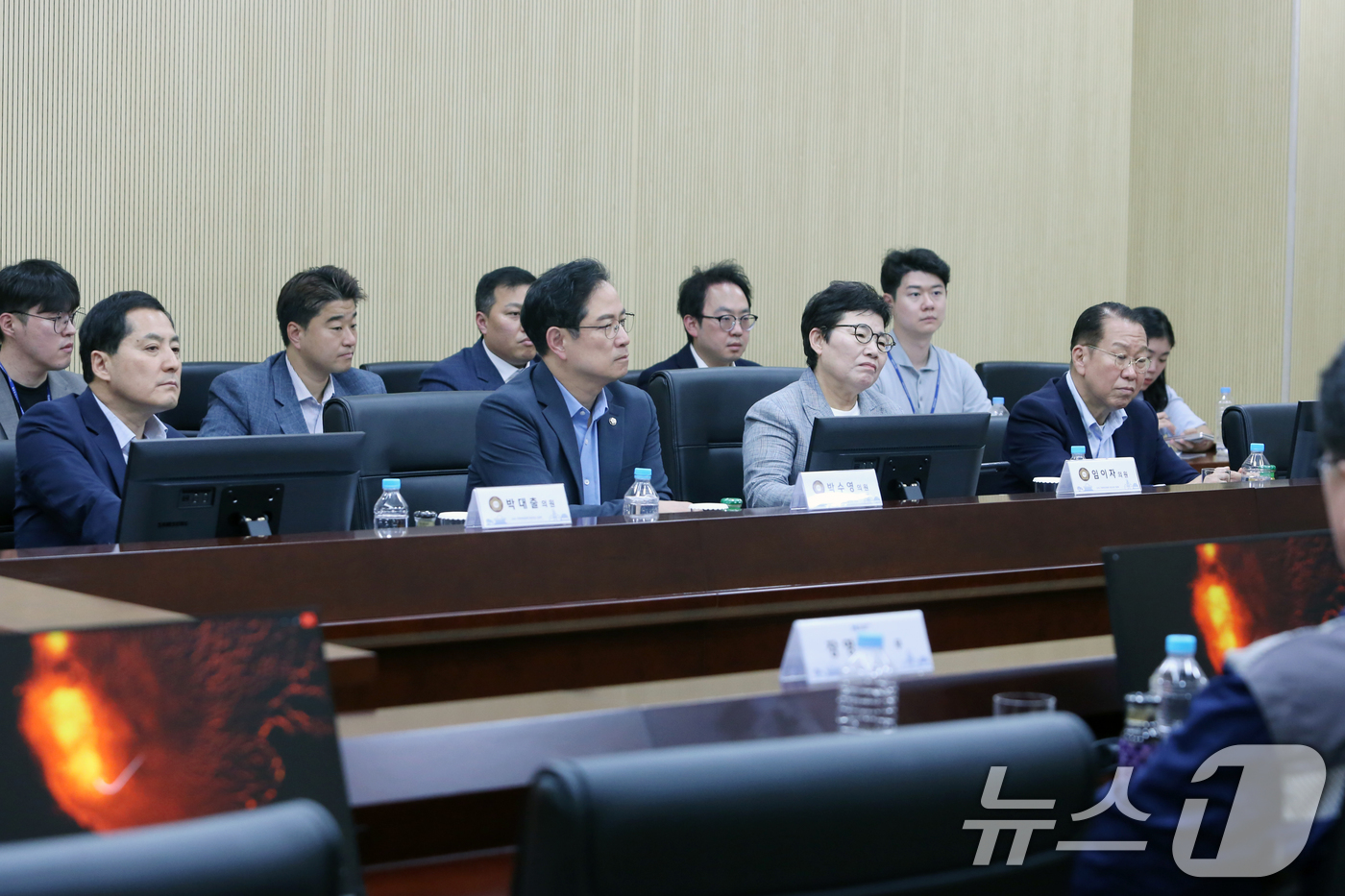 (당진=뉴스1) = 국회 기획재정위원회 소속 국민의힘 임이자 위원장과 박수영 간사, 권영세, 박대출 의원이 26일 충남 현대제철 당진제철소에서 대미 관세 및 노조법(노란봉투법)·상 …