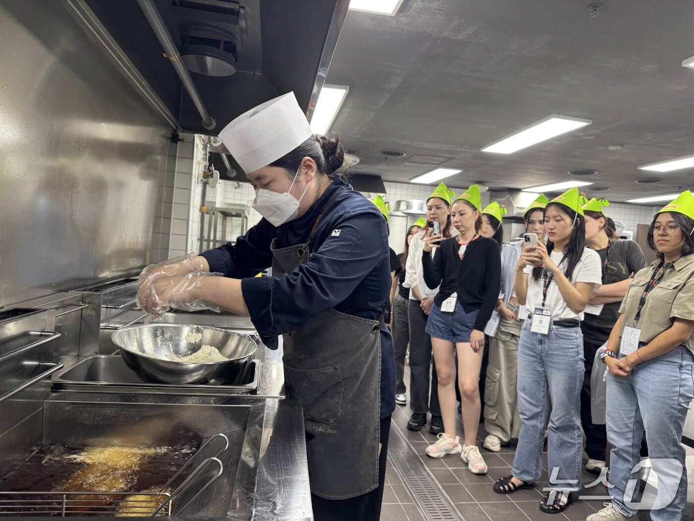 본문 이미지 - 26일 민영뉴스통신사 뉴스1이 외국인을 대상으로 개최한 &#39;K-브랜드 글로벌 캠프&#39;에 참가한 외국인 청년들이 제너시스BBQ 치킨대학에서 실습을 진행하고 있다./뉴스1 ⓒ News1 이강 기자
