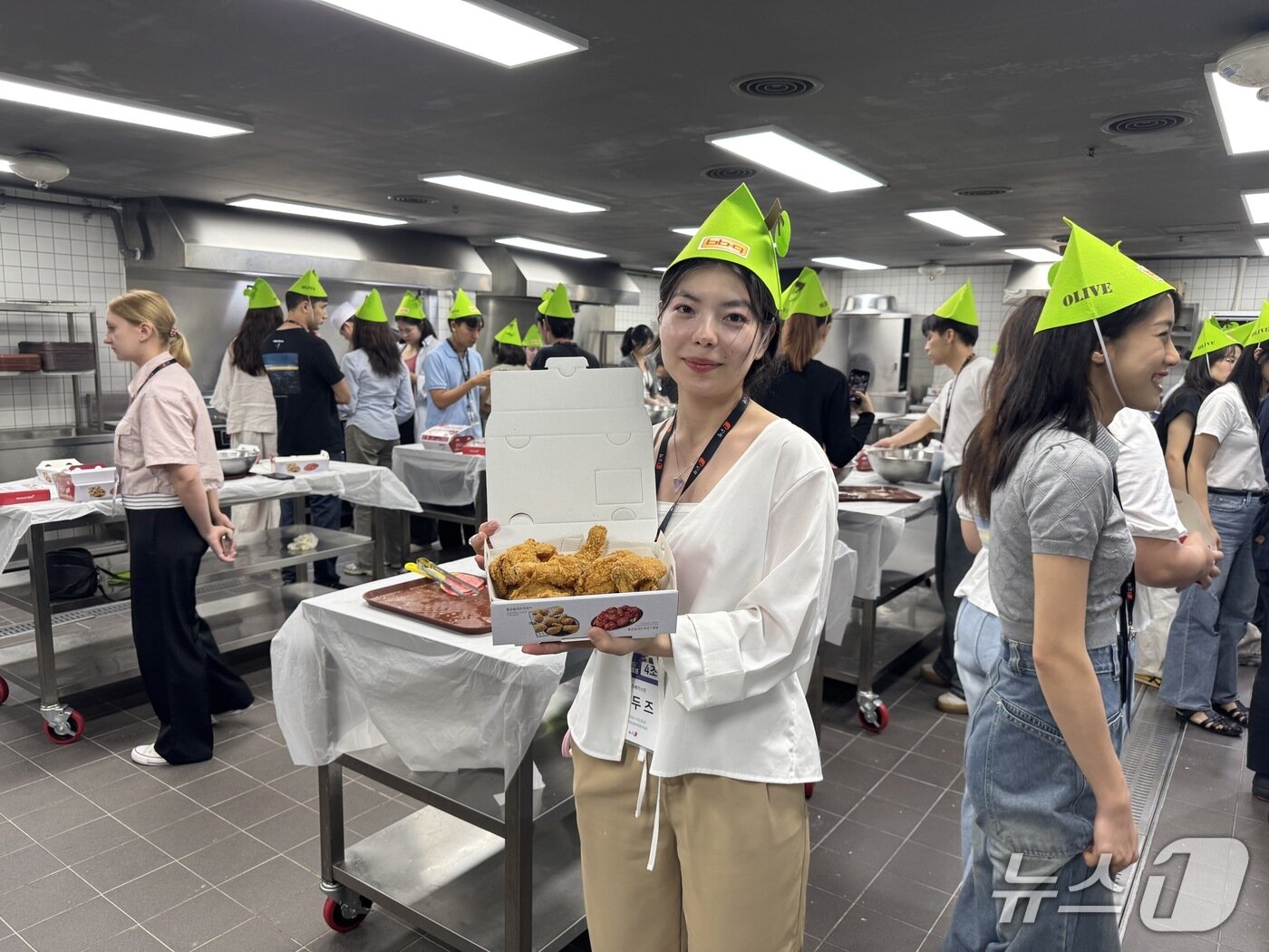 본문 이미지 - 26일 민영뉴스통신사 뉴스1이 외국인을 대상으로 개최한 &#39;K-브랜드 글로벌 캠프&#39;에서 한 참가자가 제너시스BBQ 치킨대학에서 직접 만든 치킨을 들고 있다./뉴스1 ⓒ News1 이강 기자