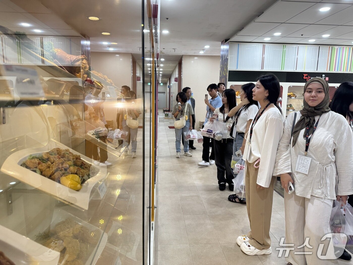 본문 이미지 - 26일 민영뉴스통신사 뉴스1이 외국인을 대상으로 개최한 &#39;K-브랜드 글로벌 캠프&#39;에서 &#39;K-치킨&#39; 대표 경기도 이천 제너시스BBQ 치킨대학을 방문했다./뉴스1 ⓒ News1 이강 기자