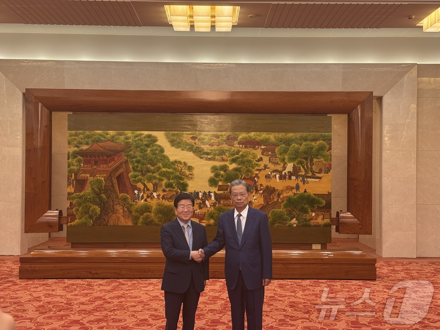 (베이징=뉴스1) 정은지 특파원 = 이재명 대통령 특사단장 자격으로 중국을 방문한 박병석 전 국회의장이 26일 베이징 인민대회당에서 자오러지 전국인민대표대회 상무위원장과 악수를 하 …