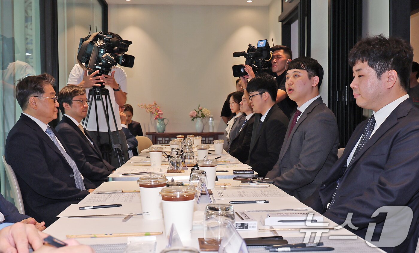 본문 이미지 - 서울 중구 서울역 내 한 음식점에서 열린 대한전공의협의회와 대한수련병원협의회의 간담회에서 한성존 대한전공의협의회 비상대책위원장이 모두발언 하고 있다. /뉴스1 ⓒ News1 장수영 기자