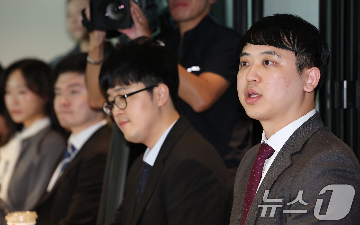 본문 이미지 - 26일 오후 서울 중구 서울역 내 한 음식점에서 열린 대한전공의협의회와 대한수련병원협의회의 간담회에서 한성존 대한전공의협의회 비상대책위원장이 모두발언 하고 있다. 2025.8.26/뉴스1 ⓒ News1 장수영 기자