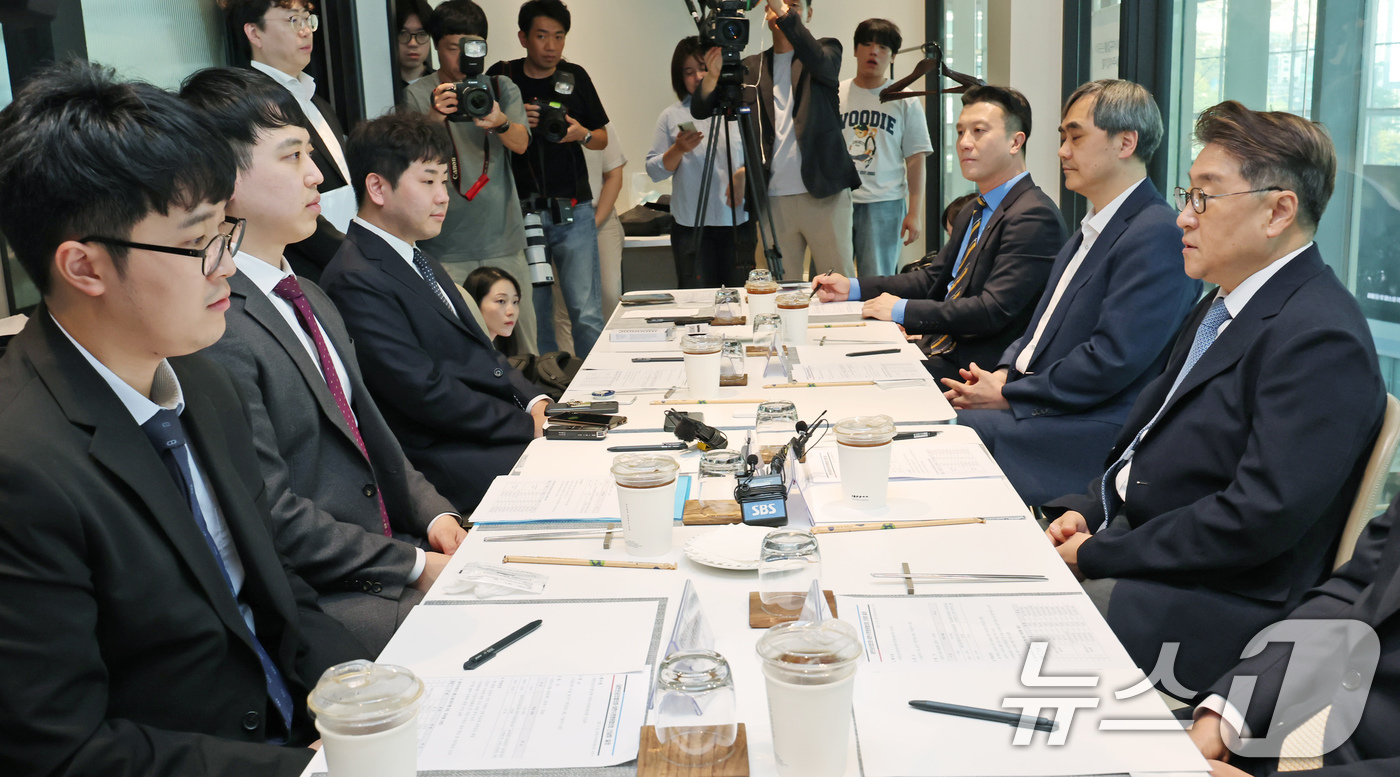 (서울=뉴스1) 장수영 기자 = 26일 오후 서울 중구 서울역 내 한 음식점에서 열린 대한전공의협의회와 대한수련병원협의회의 간담회에서 김원섭 대한수련병원협의회 회장이 모두발언을 하 …