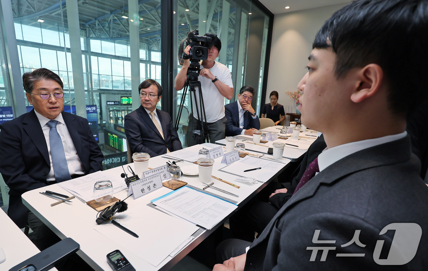 (서울=뉴스1) 장수영 기자 = 26일 오후 서울 중구 서울역 내 한 음식점에서 열린 대한전공의협의회와 대한수련병원협의회의 간담회에서 김원섭 대한수련병원협의회 회장이 모두발언을 하 …