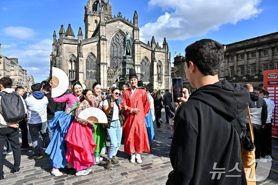 본문 이미지 - 강원 정선아리랑문화재단이 2024년 영국 스코틀랜드에서 열린 &#39;2024 에든버러 프린지 페스티벌&#39;에 참가해 지역 대표 뮤지컬 &#39;아리아라리 뮤지컬 퍼포먼스&#39;를 선보인 가운데, 거리 행사를 갖는 모습. &#40;재판매 및 DB금지&#41;/뉴스1
