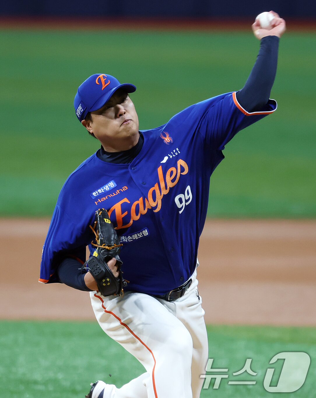 본문 이미지 - 26일 오후 서울 구로구 고척스카이돔에서 열린 프로야구 &#39;2025 신한 SOL뱅크 KBO 리그&#39; 한화 이글스와 키움 히어로즈의 경기, 1회초 키움 선발투수 알칸타라가 역투하고 있다. 2025.8.26/뉴스1 ⓒ News1 오대일 기자