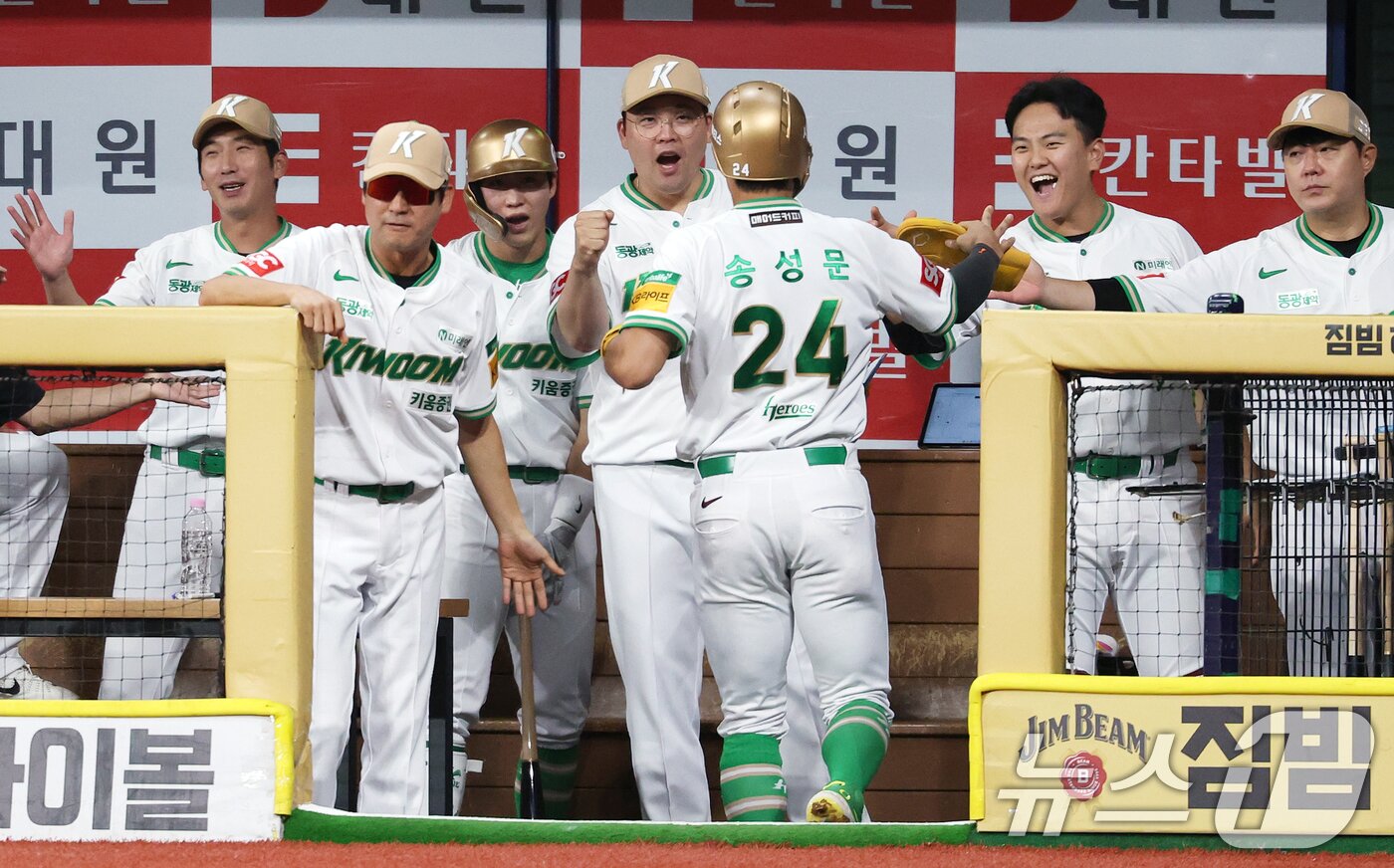 본문 이미지 - 26일 오후 서울 구로구 고척스카이돔에서 열린 프로야구 &#39;2025 신한 SOL뱅크 KBO 리그&#39; 한화 이글스와 키움 히어로즈의 경기, 1회말 키움 공격 1사 1루에서 박주홍의 2루타 때 득점한 송성문이 설종진 감독대행과 동료들의 축하를 받고 있다. 2025.8.26/뉴스1 ⓒ News1 오대일 기자