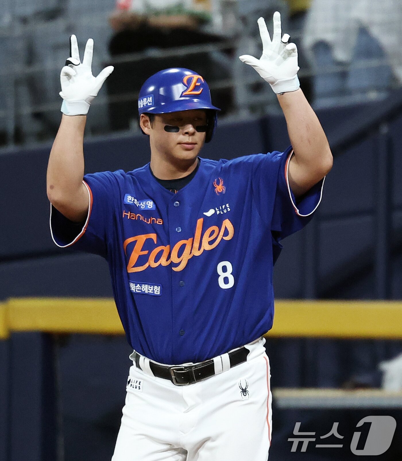 본문 이미지 - 26일 오후 서울 구로구 고척스카이돔에서 열린 프로야구 &#39;2025 신한 SOL뱅크 KBO 리그&#39; 한화 이글스와 키움 히어로즈의 경기, 2회초 한화 노시환이 선두타자로 나서 안타를 때린 후 기뻐하고 있다. 2025.8.26/뉴스1 ⓒ News1 오대일 기자