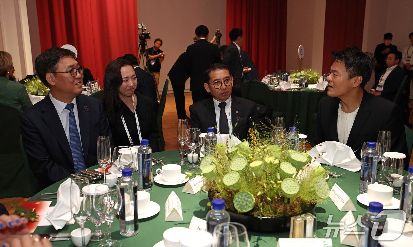 본문 이미지 - 최휘영 문화체육관광부 장관이 26일 경북 경주 우양미술관에서 열린 ‘2025 APEC 문화산업고위급대화 환영만찬’에서 참석자들과 이야기를 나누고 있다.