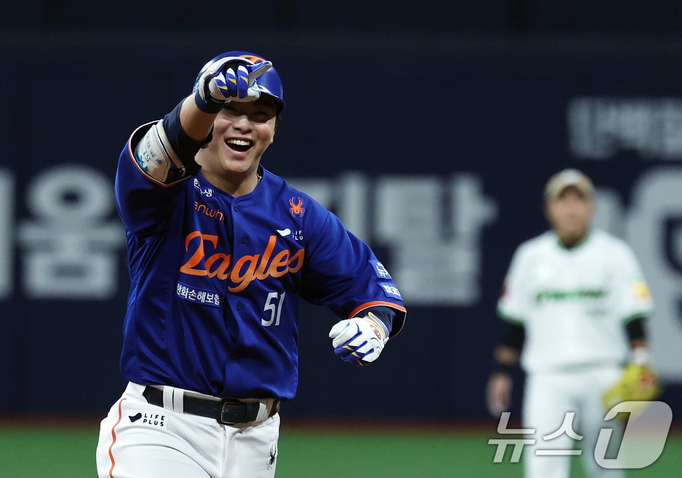 본문 이미지 - 26일 서울 고척스카이돔에서 열린 프로야구 '2025 신한 SOL뱅크 KBO 리그' 한화 이글스와 키움 히어로즈의 경기, 1:1로 팽팽히 맞선 9회초 한화 공격 무사 주자없는 상황에서 한화 문현빈이 키움 조영건을 상대로 솔로포를 쏘아올린 후 환호하고 있다. 2025.8.26/뉴스1 ⓒ News1 오대일 기자