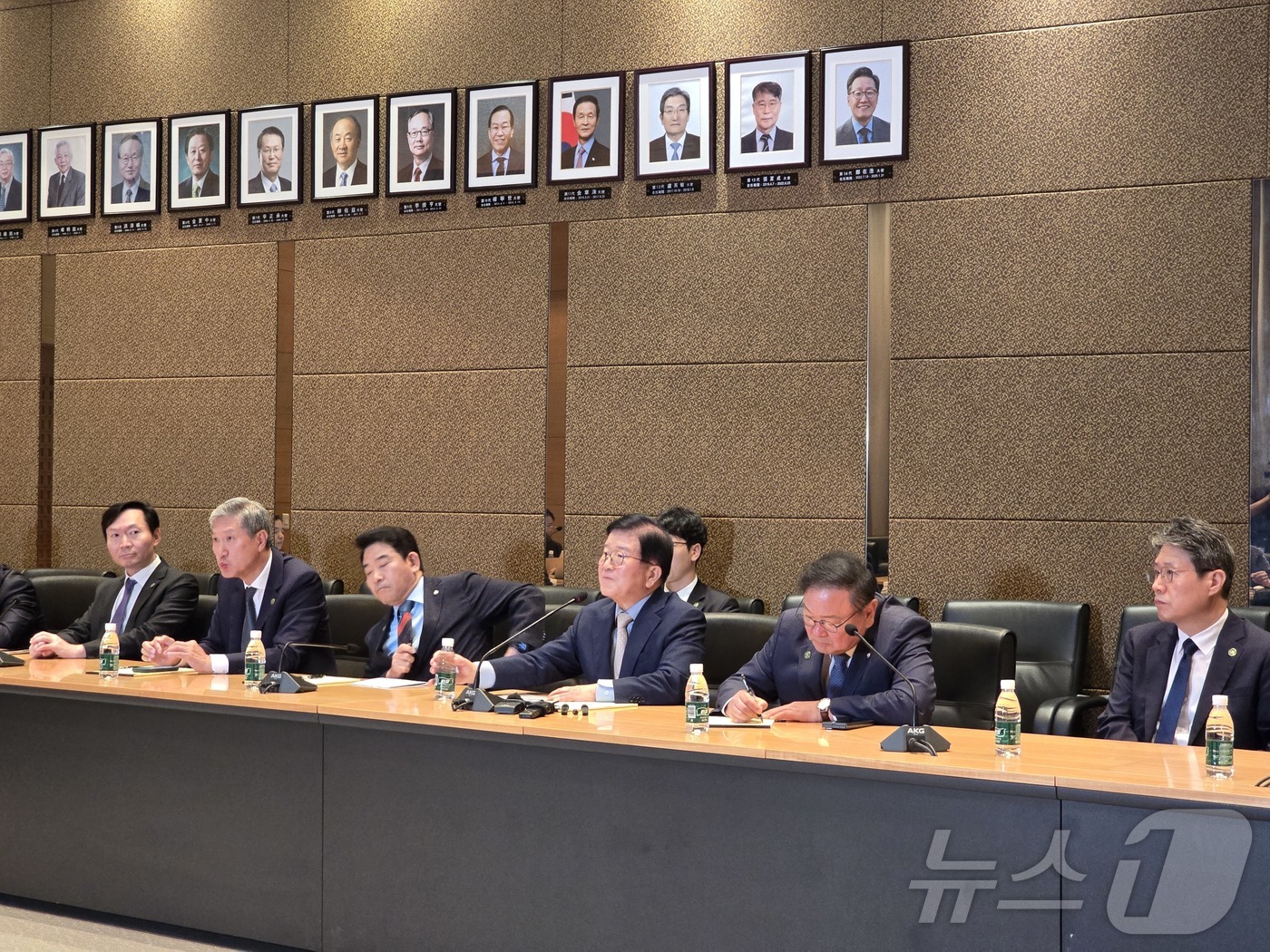 (베이징=뉴스1) 정은지 특파원 = 박병석 전 국회의장을 단장으로 하는 대통령 특사단이 26일 오후 베이징 주중 한국대사관에서 베이징 특파원들과 간담회를 개최했다. 사진 왼쪽부터 …