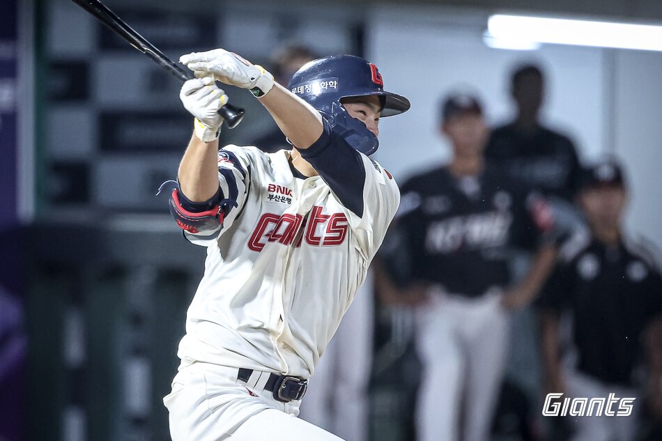 본문 이미지 - 롯데 자이언츠 내야수 박찬형은 26일 열린 KBO리그 부산 KT 위즈전에서 4타수 3안타 1득점으로 활약했다. (롯데 자이언츠 제공)