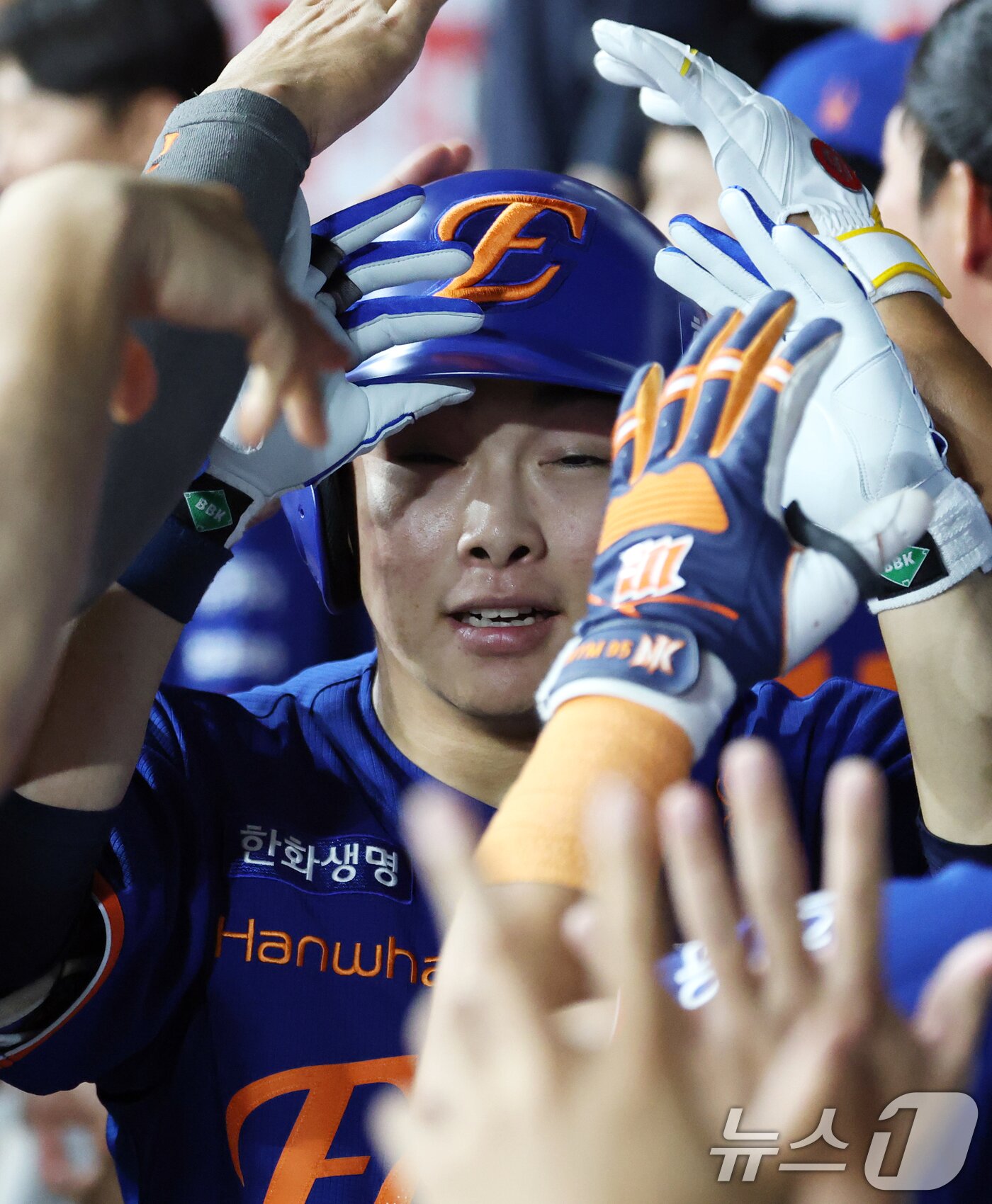 본문 이미지 - 26일 오후 서울 구로구 고척스카이돔에서 열린 프로야구 &#39;2025 신한 SOL뱅크 KBO 리그&#39; 한화 이글스와 키움 히어로즈의 경기, 1:1로 팽팽히 맞선 9회초 한화 공격 무사 주자없는 상황에서 한화 문현빈이 키움 조영건을 상대로 솔로포를 쏘아올린 후 더그아웃 동료들의 축하를 받고 있다. 2025.8.26/뉴스1 ⓒ News1 오대일 기자