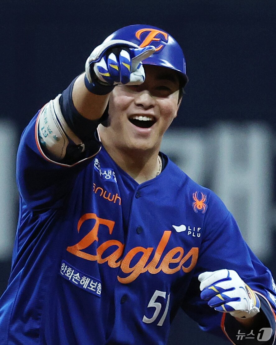 본문 이미지 - 26일 오후 서울 구로구 고척스카이돔에서 열린 프로야구 &#39;2025 신한 SOL뱅크 KBO 리그&#39; 한화 이글스와 키움 히어로즈의 경기, 1:1로 팽팽히 맞선 9회초 한화 공격 무사 주자없는 상황에서 한화 문현빈이 키움 조영건을 상대로 솔로포를 쏘아올린 후 환호하고 있다. 2025.8.26/뉴스1 ⓒ News1 오대일 기자