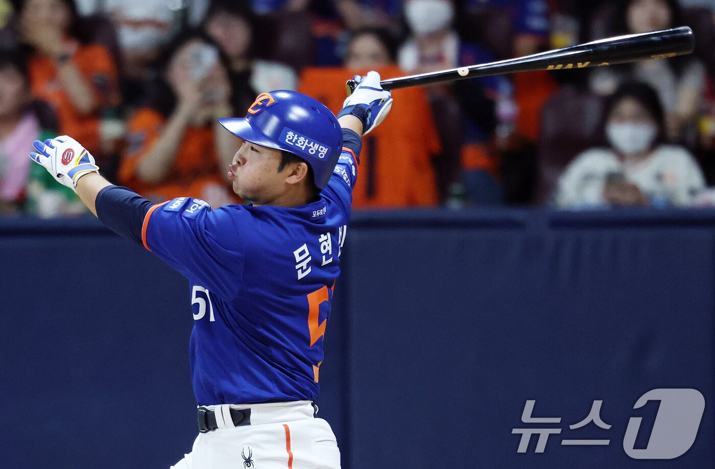 본문 이미지 - 26일 오후 서울 구로구 고척스카이돔에서 열린 프로야구 &#39;2025 신한 SOL뱅크 KBO 리그&#39; 한화 이글스와 키움 히어로즈의 경기, 1:1로 팽팽히 맞선 9회초 한화 공격 무사 주자없는 상황에서 한화 문현빈이 키움 조영건을 상대로 솔로포를 쏘아올리고 있다. 2025.8.26/뉴스1 ⓒ News1 오대일 기자