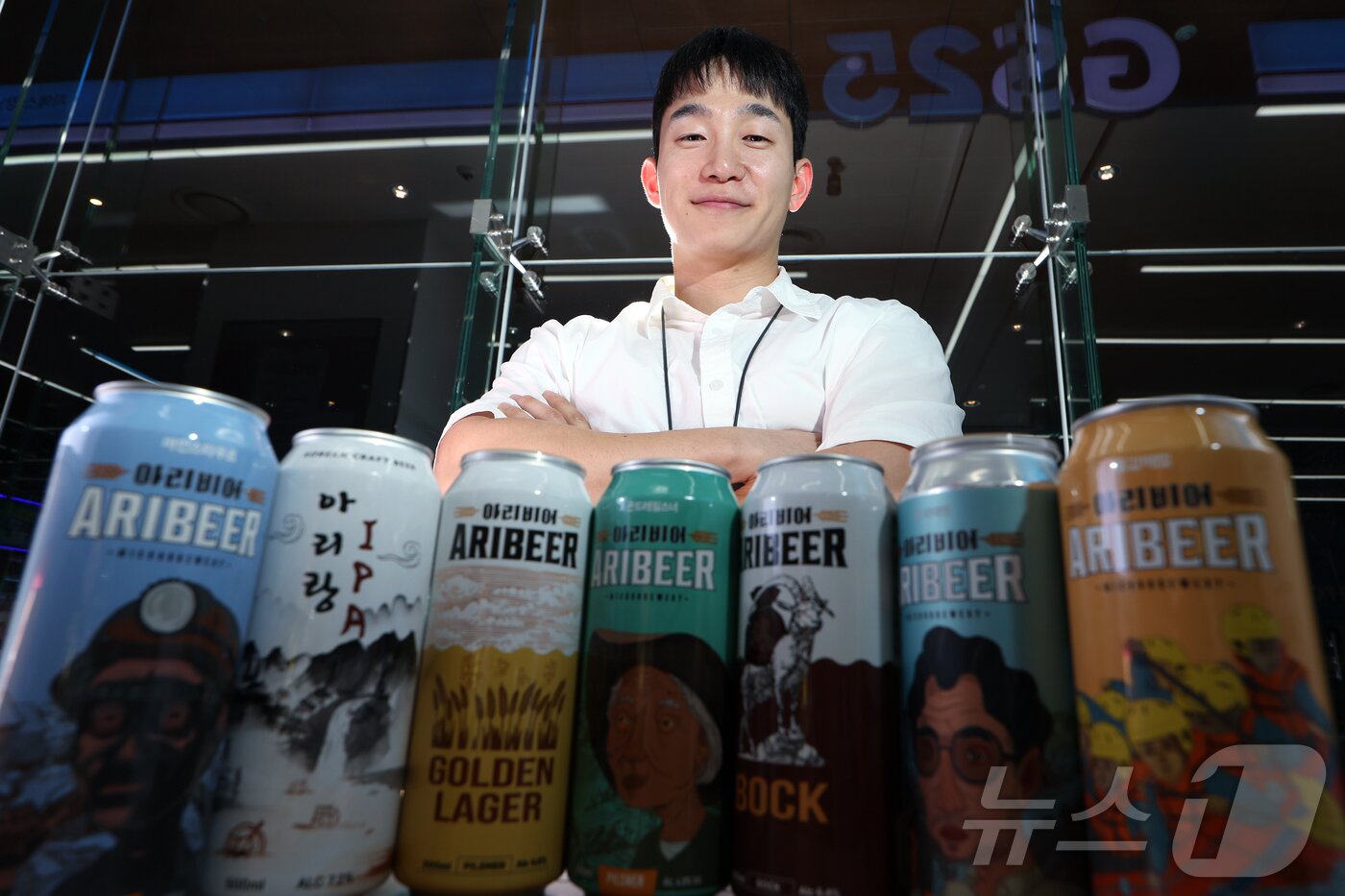 본문 이미지 - 엄진호 GS리테일 와인25플러스 파트 매니저가 26일 오후 서울 강남구 논현로 GS강남타워 GS25 매장에서 가진 뉴스1과의 인터뷰에서 수제 맥주와 함께 포즈를 취하고 있다. ⓒ News1 박정호 기자