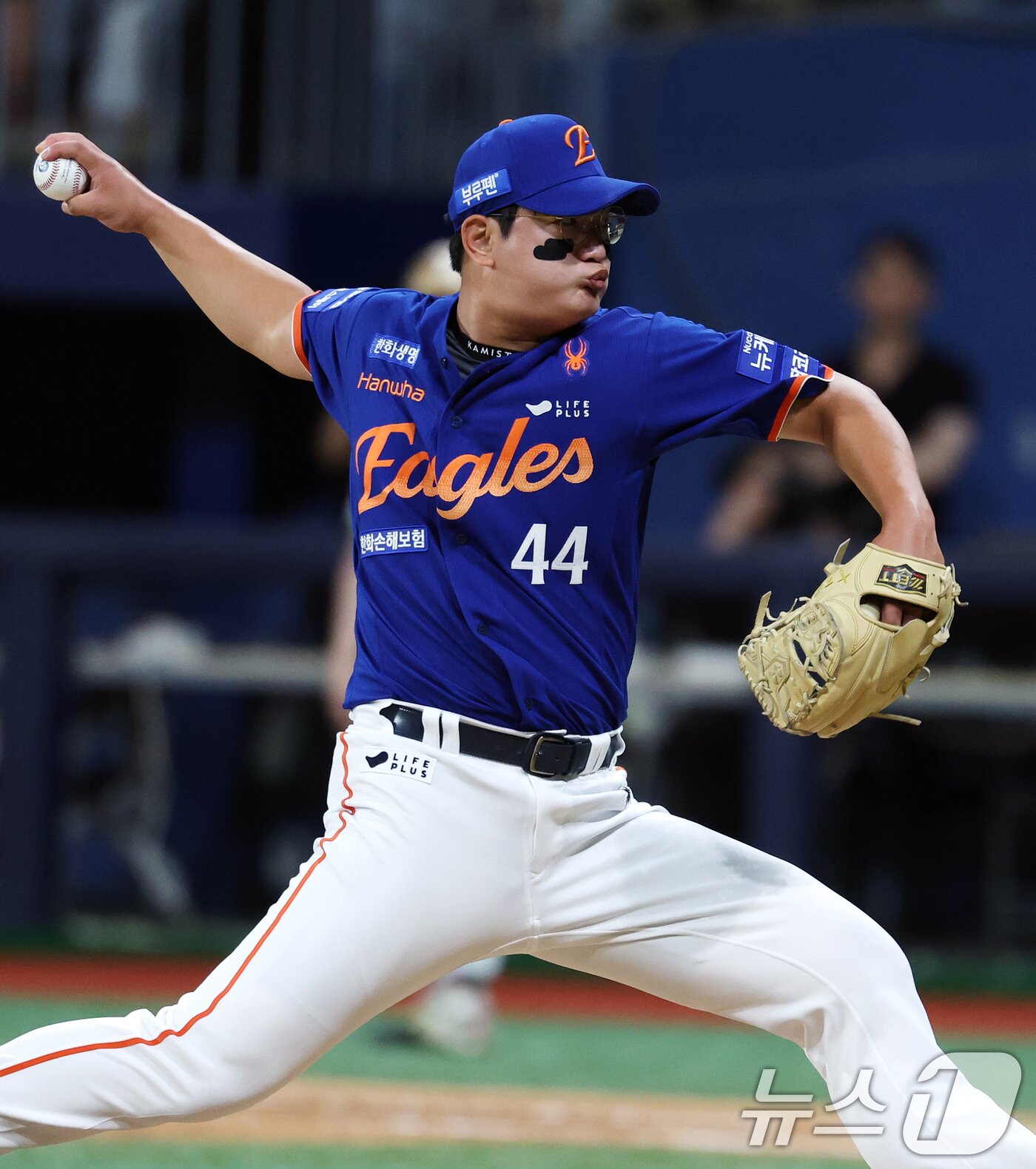 본문 이미지 - 26일 오후 서울 구로구 고척스카이돔에서 열린 프로야구 &#39;2025 신한 SOL뱅크 KBO 리그&#39; 한화 이글스와 키움 히어로즈의 경기, 9회말 한화 마무리 투수 김서현이 역투하고 있다. 2025.8.26/뉴스1 ⓒ News1 오대일 기자