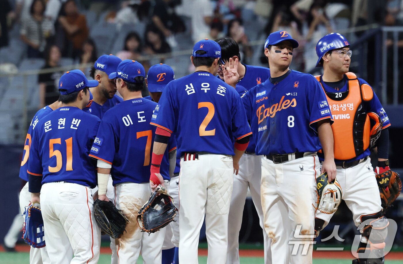 본문 이미지 - 26일 오후 서울 구로구 고척스카이돔에서 열린 프로야구 &#39;2025 신한 SOL뱅크 KBO 리그&#39; 한화 이글스와 키움 히어로즈의 경기에서 3-1로 승리한 한화 선수들이 마운드에 모여 기쁨을 나누고 있다. 2025.8.26/뉴스1 ⓒ News1 오대일 기자