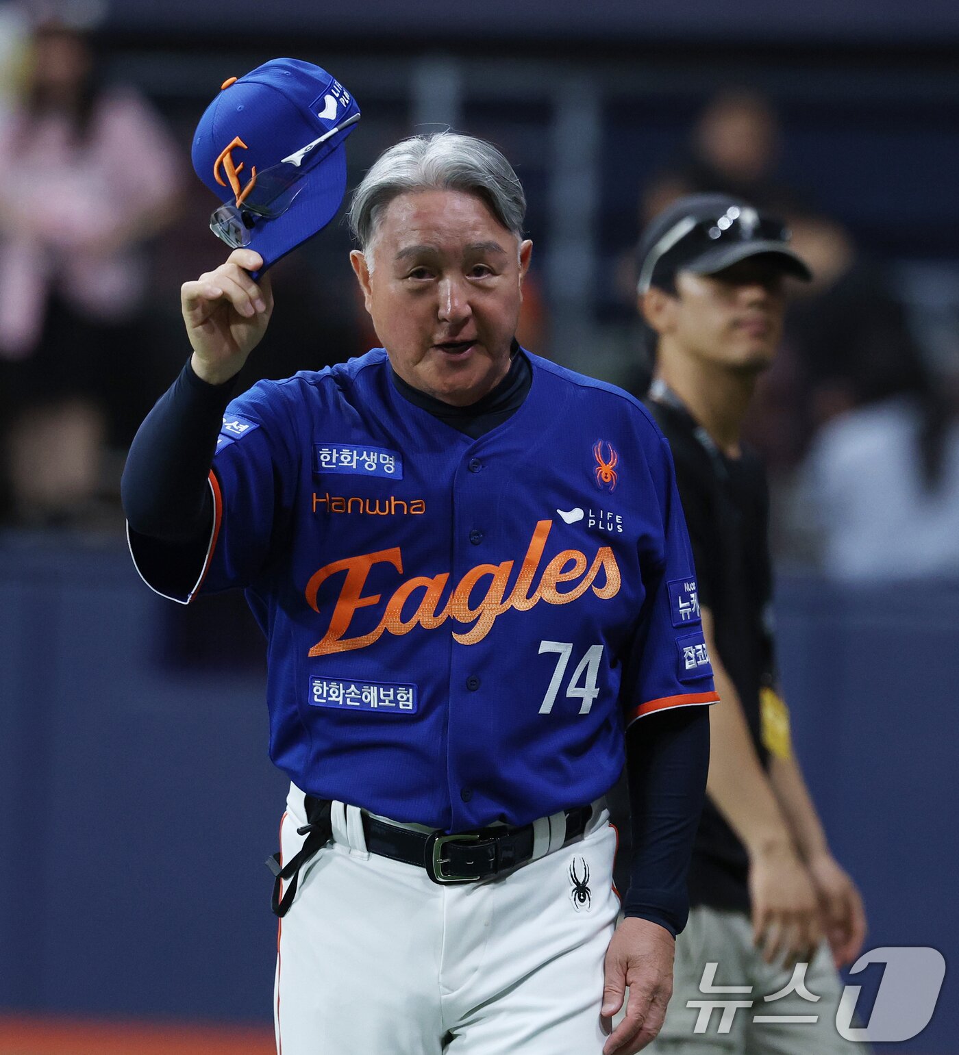 본문 이미지 - 26일 오후 서울 구로구 고척스카이돔에서 열린 프로야구 &#39;2025 신한 SOL뱅크 KBO 리그&#39; 한화 이글스와 키움 히어로즈의 경기에서 3-1 승리를 거둔 한화 김경문 감독이 팬들에게 인사하고 있다. 2025.8.26/뉴스1 ⓒ News1 오대일 기자