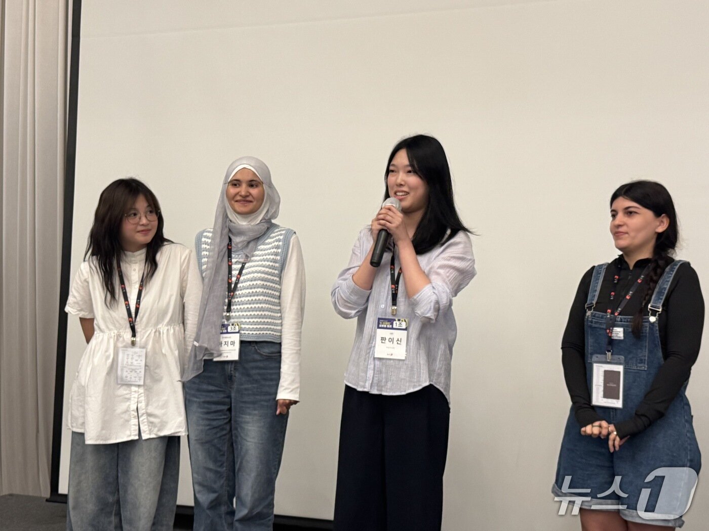 본문 이미지 - 26일 저녁 외국인을 대상으로 한 &#39;2025 K-브랜드 글로벌 캠프&#39;에서 대만에서 온 판이신 씨가 첫날 소감을 전하고 있다./뉴스1 ⓒ News1 이강 기자