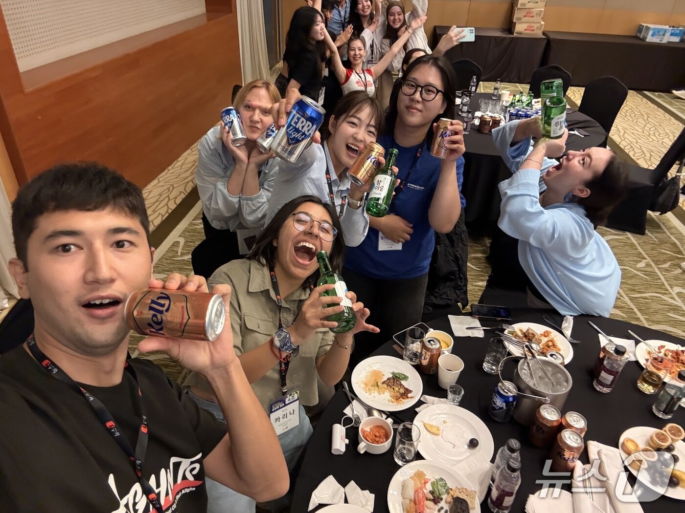 본문 이미지 - 26일 저녁 외국인을 대상으로 한 &#39;2025 K-브랜드 글로벌 캠프&#39; 레크리에이션 프로그램에서 참가자들이 인증 사진을 찍고 있다./뉴스1 ⓒ News1 이강 기자